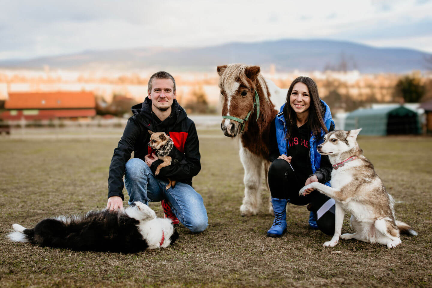 Diana Truchlíková e Filip Minár insieme ad alcuni degli animali che aiutano